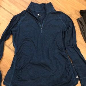 Maternity gap workout top -like new